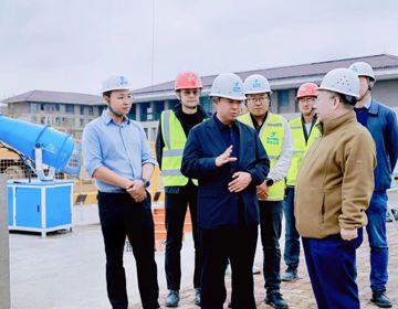 吕国富调研贵山校区学生宿舍建设项目